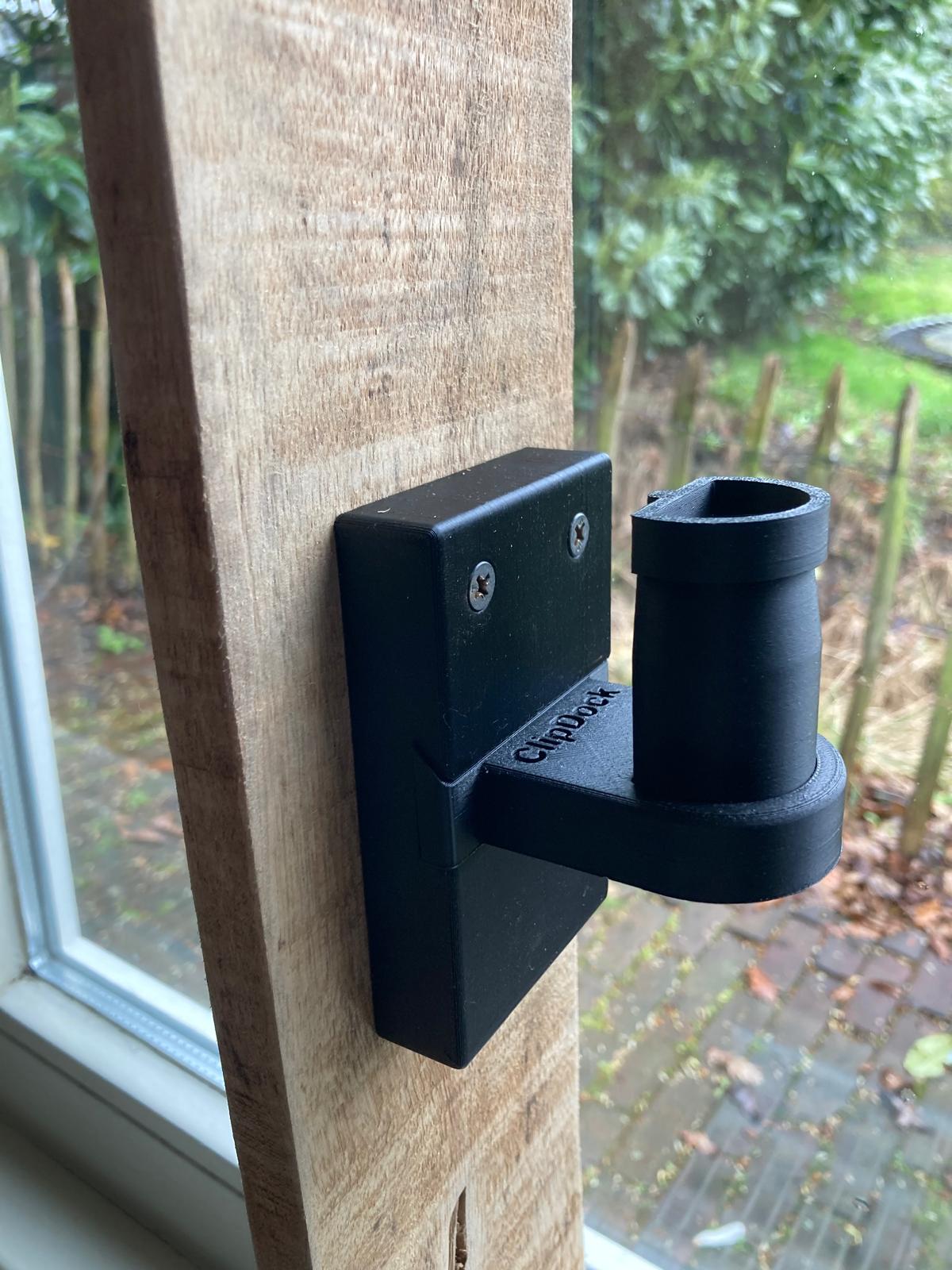 Soporte de pared KlickDok montado en poste de madera &mdash; soporte impreso en 3D para accesorios Samsung Jet 75