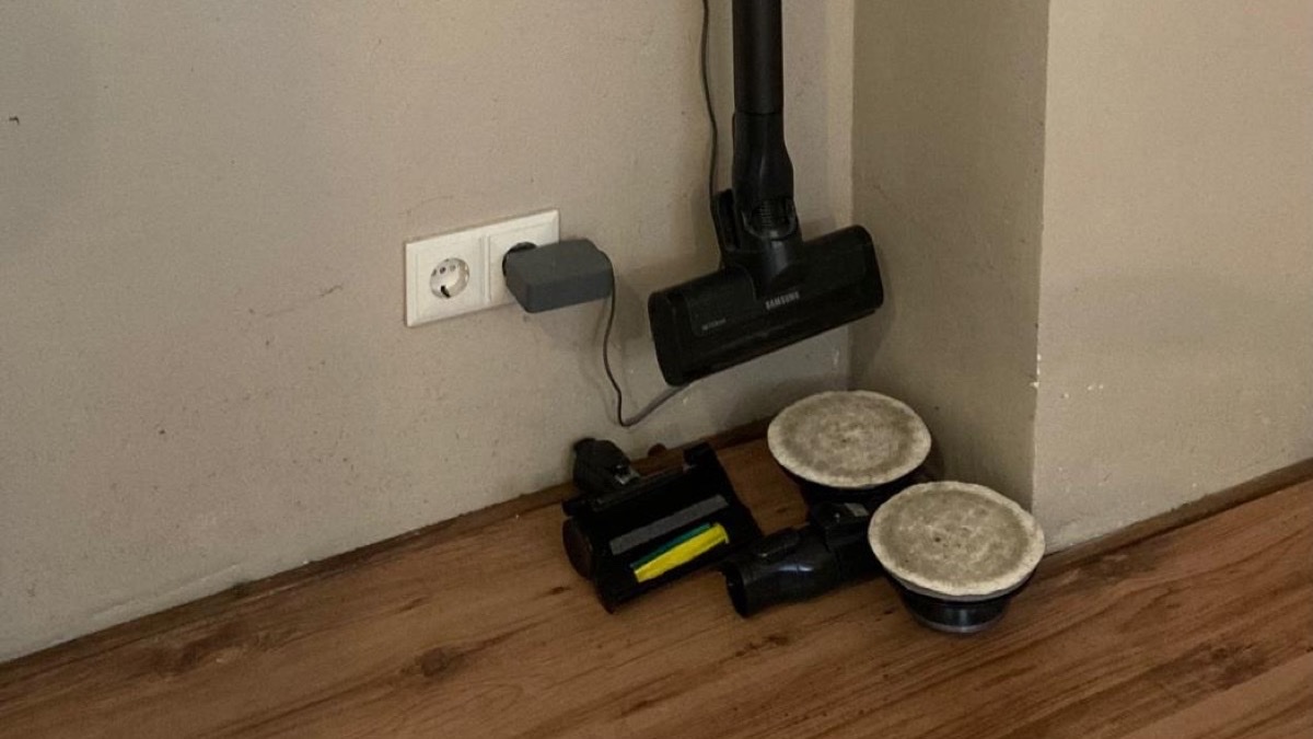 Accessoires du Samsung Jet 75 &eacute;parpill&eacute;s dans le placard &mdash; embouts sans emplacement fixe