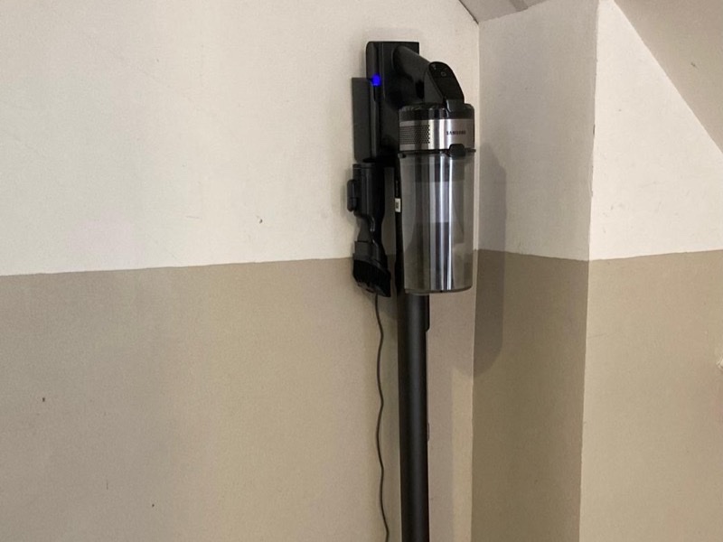 Samsung Jet 75 sur son support mural &mdash; pas de place pour les accessoires